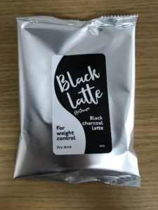 A princípio até estranhei a bebida de cor preta intensa. Ao experimentar, descobri que o Easy Black Latte tem um sabor incrível.